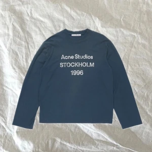 Acne Studios Longsleeve  - Säljer den här grymma tröjan från Acne Studios i en riktigt snygg blå färg. Den är i nyskick då jag bara använt den en gång, säljer den enbart för att den inte satt helt som jag ville. Storlek S. Först till kvarn, skickas snabbt! 