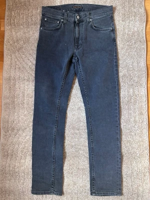 Grå jeans från Nudie Jeans - Hej och välkommen till liljestrands nu säljer vi ett par nudie jeans i nytt skick utan defekter de är använda 2 gånger och pris kan diskuteras vid snabb affär storlek 30/30 kom med frågor osv så hörs vi mvh liljestrand