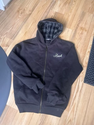 Cain & Marcél Charc Hoodie – Mörkgrå | Strl M | Ny Med Prislapp - Cain & Marcéls rutiga hoodie i djup mörkgrå — en tidlös Skandinavisk design med premium kvalitet som syns och känns. Ny med prislapp, aldrig använd. Finns i flera storlekar — skriv din längd och vikt så hjälper jag dig hitta den perfekta passformen! Säljer direkt för ett bättre pris än butik. Kan även köpas via www.nordens.store med Klarna & Paypal. 📦 Spårad frakt, väl förpackad.