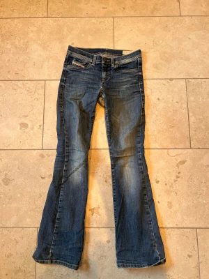 Vintage Diesel jeans - Skit snygga vintage jeans från diesel! Dock är de ganska slitna och har ett hål i skrevet som är lagat men annars jätte snygga! Det är amerikansk storlek så 10y, alltså ungefär 140/146! Pris kan absolut diskuteras❣️