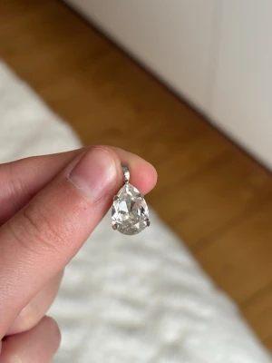 Caroline Svedbom halsbands berlock - ”Classic drop necklace” i färg Crystal! Ingen kedja eller box tillkommer. Nypris 1,295kr🫶