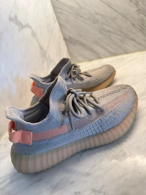 Yeezy Boost 350 V2 "True Form" sneakers - ett par stilrena Yeezys passar bra till sommaren, dom är äkta och i väldigt bra skick knappt använda! Storlek 38