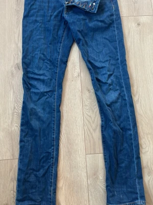 Tramarossa Jeans - Stilrena Trammarossa jeans i blå färg. Modell leonardo buttons storlek 32, skicket är som nya.