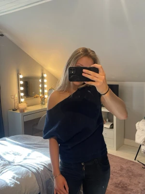 Stickad off-shoulder - Fin stickad tröja med vid ringning, går att styla på olika sätt🥰 