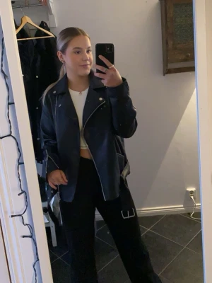 Skinnjacka - Säljer en svart skinnjacka från Missguided i strl 38. Är i väldigt bra skick.💕💕