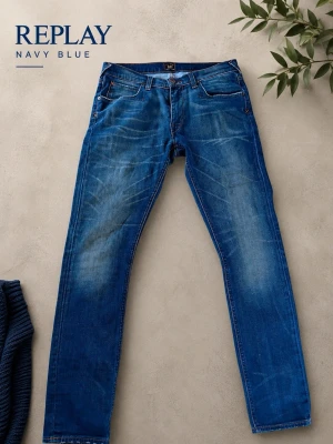 Blå jeans från Lee med slitningar - Snygga blå jeans från Lee med klassisk femficksdesign och diskreta slitningar framtill och bakom knäna. Jeansen har raka ben och läderpatch med Lee-logga bak i midjan. Perfekta för en avslappnad och trendig look.