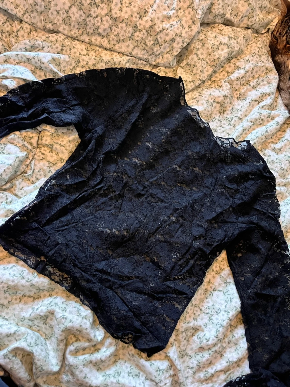 Svart spetsblus med lång ärm