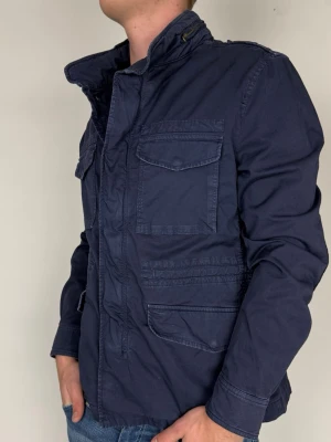 Mason Field Jacket - Storlek M passar S/M  Färg: Navy  Nypris: ca 4500-5000kr  Skick: Bra (normalt slitage)  Prisvärt alternativ med mycket kvar att ge