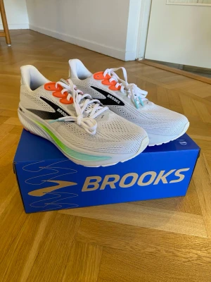 Brooks Ghost 17 - Ghost 17 löparskor från Brooks i vitt. Storlek 45. Aldrig använt, nypris 1799kr. 