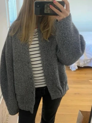 Grå bomberjacka Zara - Jätte fin bra skick! Saknas en knapp mitt i men ingeting som märks!! Storlek XS