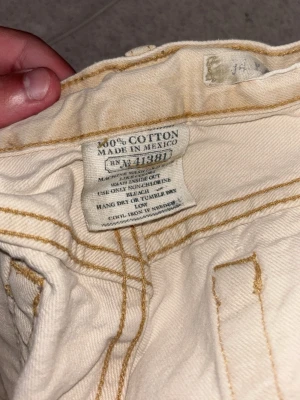 Vintige Beige jeans från Polo Ralph Lauren - Snygga beige jeans från Polo Ralph Lauren i 100% bomull. Klassisk femficksmodell med kontrastsömmar och vintagekänsla. Perfekta för dig som gillar en avslappnad men ändå stilren look.
