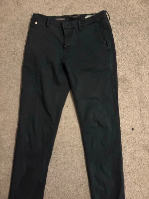 Replay chinos - Snygga marinblå replay chinos i mycket bra skick! Strl är w30 L32, modellen är benni.