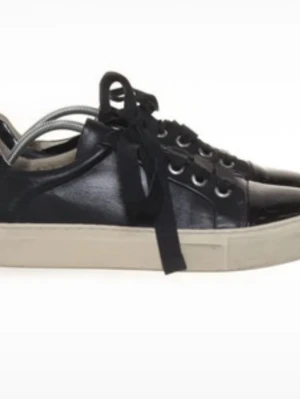 Billi Bi Svarta lackade sneakers med vita sulor - Snygga svarta sneakers i lackat material med breda svarta skosnören och vita, rejäla gummisulor. Skorna har metallfärgade öljetter och en klassisk låg profil som passar till många olika stilar. nypris 699kr. pris kan alltid diskuteras!!!