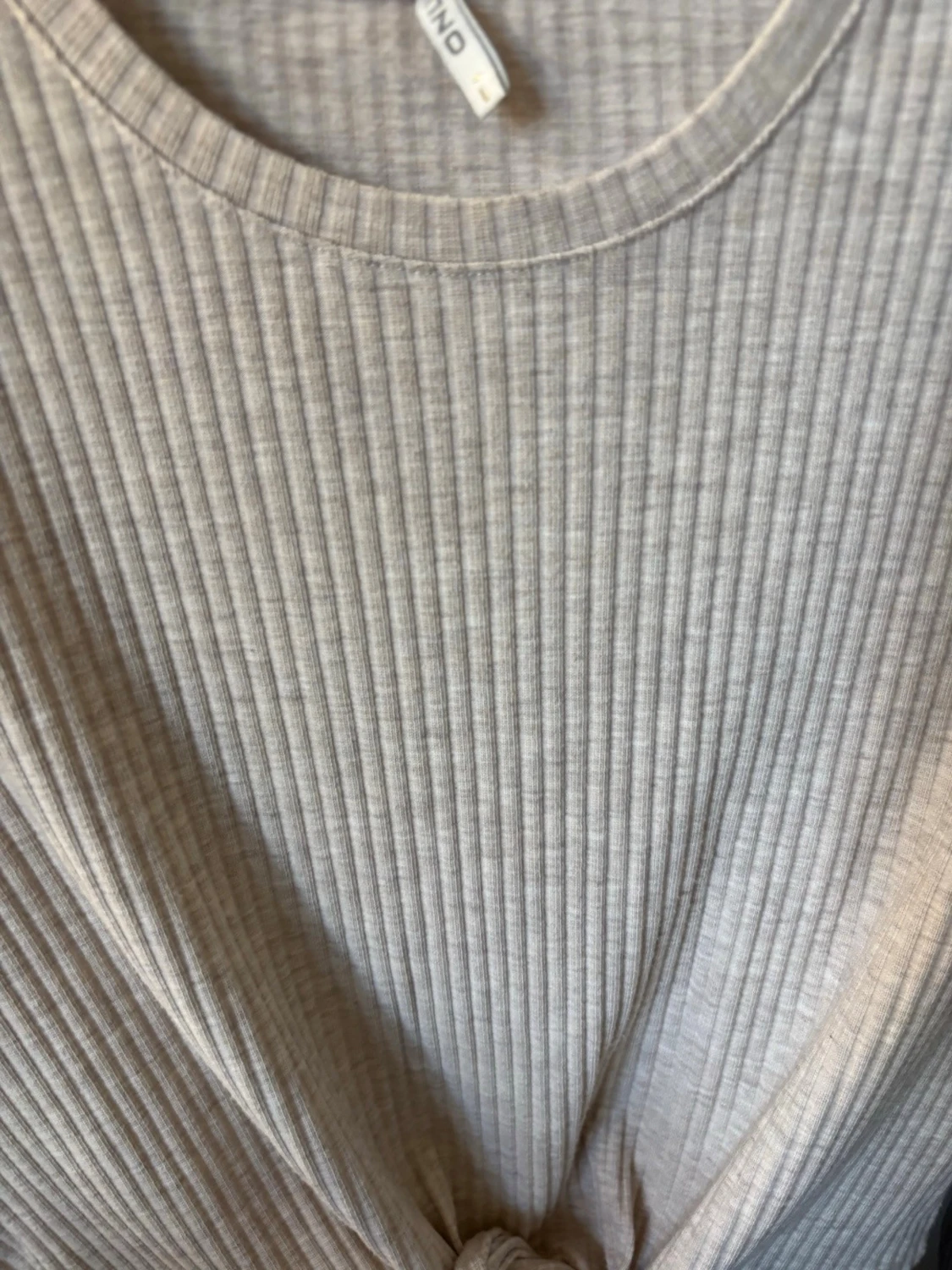 Beige ribbad topp med knyt framtill - 1