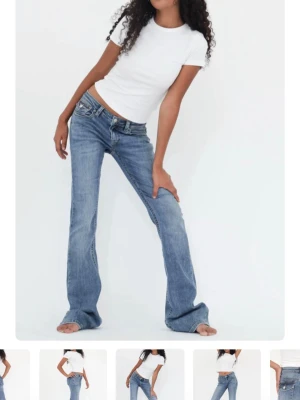 Blå bootcut jeans från Dr. Denim - Säljer de här jeansen från meet me there i tall för att dem inte kommer till användning, dem är använda fåtal gånger 10-20 gånger kanske. Jätte fina och stretchiga❤️