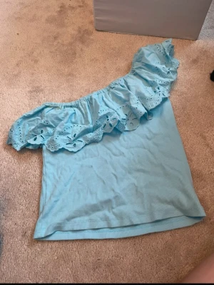 Ljusblå offshoulder topp från Zara - Superfin ljusblå offshoulder och volang topp från Zara! Storlek 13-14 år. Finns också i vitt i 152 💝