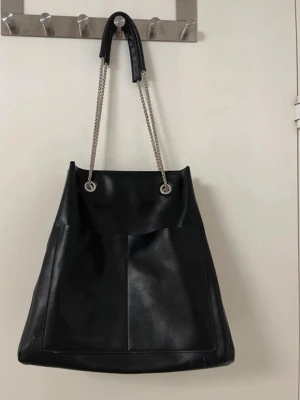 Real leather tote bag with metal chain straps - Rymlig stor väska, ny pris 700kr