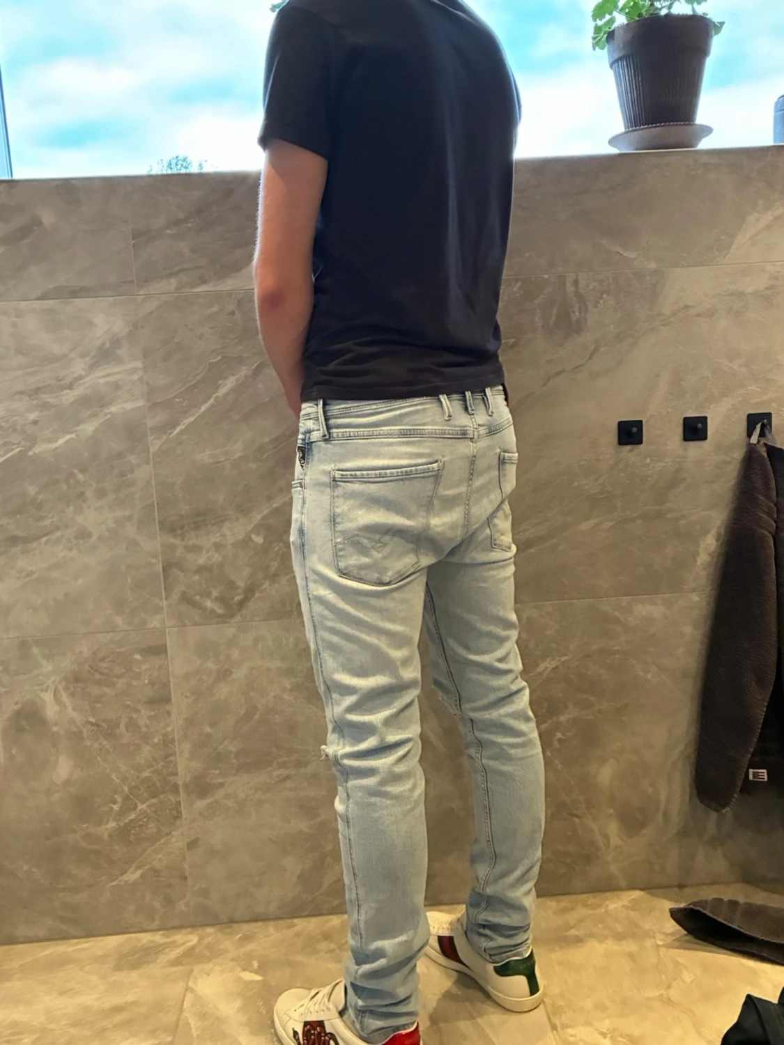 Ljusblå slim jeans med slitningar - 1