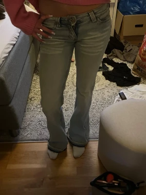 Ljusblå bootcut jeans - Ljusblåa bootcut jeans, sprättat upp där nere då dem var förkorta 