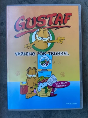 Gustaf: varning för trubbel dvd - DVD-film med Gustaf. Speltid: 60 minuter. Bildformat: 4:3. Ljudformat: Dolby Digital 2.0.  Finns på språk: Svenska     OBS!! skivorna är begagnade så det kan förekomma repor/hairlines på skivorna, men då jag kollar igenom alla filmer jag säljer garanterar jag att alla funkar felfritt om inget annat står! :)