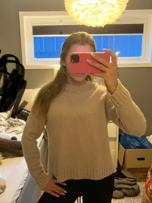 Beige stickad tröja med pärldetaljer - Beige sticks ströja, storlek xxs men passar mig som ofta bär xs/s också💕