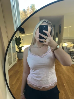Gulligt rosa linne med spets i storlek M - Gulligt rosa linne med spets i storlek M