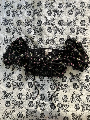 Croptop - Inte min stil längre tyvärr. Toppen har använts många gånger och tycker den känns lite urtvättad. Kan ta bilder på 🌸