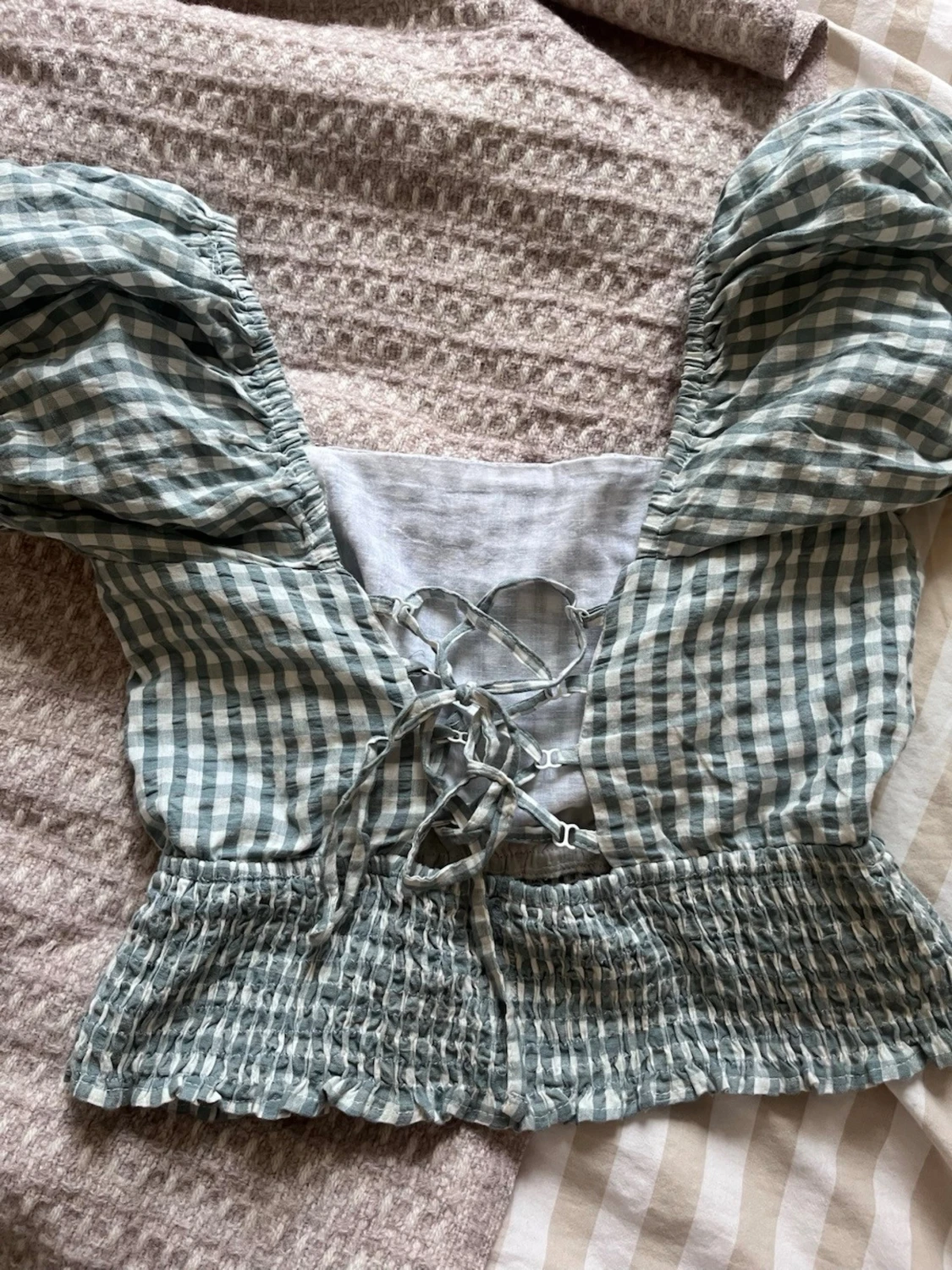 Rutig blus med puffärmar och snörning - 1