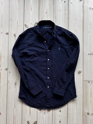 Ralph lauren skjorta - Säljer nu denna feta Ralph lauren skjortan i riktigt bra skick, perfekt nu till sommaren. Storlek: S. Nypris: 1499kr. Mitt pris: 549kr. Skriv vid frågor eller för fler bilder! 🤩