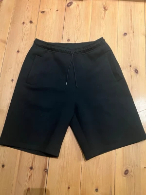 Weekday scuba shorts - Weekday scuba shorts, del av set (hoodie/zip up), två framfickor/två bakfickor/dragsko