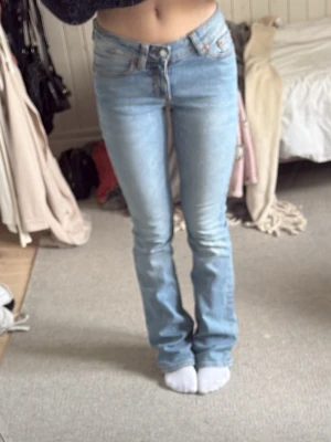 Ljusblå bootcut jeans  - Säljer ett par ljusblå bootcut jeans från junkyard med klassisk femficksmodell och knapp på bakfickorna. Skriv om ni har frågor om mått.💕