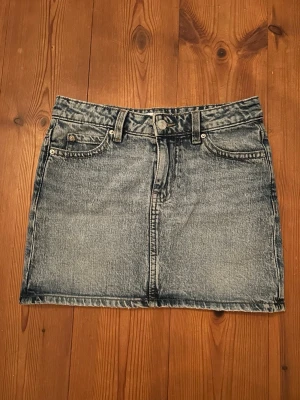 Blå jeanskjol - Nästan helt oanvänd jeanskjol från Gina Tricot.