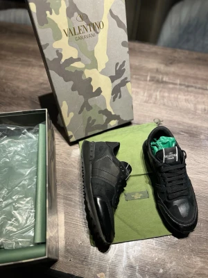 Valentino rockrunners  - Säljer mina valentino rockrunners som jag har använd bara några gånger , dom är fortfarande är bra skick och allt medföljer 