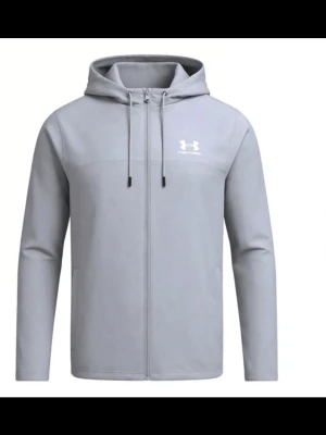 Ljusgrå hoodie från Under Armour - Snygg ljusgrå vindjacka från Under Armour med dragkedja framtill och justerbar huva. Stilren design med logga på bröstet och långa ärmar. Perfekt för en sportig och avslappnad look.