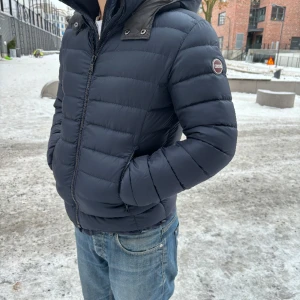 Colmar jacka  - Säljer denna ruskigt feta colmar jacka. Jackan är i nyskick och det finns inget tecken på använding. Jackan är storlek 44 dvs S.  Nypris på denna ligger runt 5000-6000kr Passar personer under längden 182.  Säljer denna eftersom den var lite för liten. 