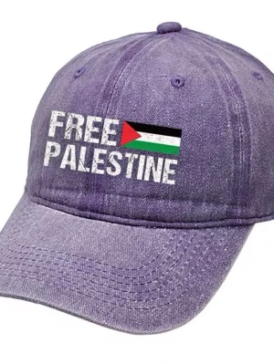 Lila keps med Free Palestine-tryck - Snygg lila keps i denim-look med texten 'FREE PALESTINE' och en liten Palestina-flagga broderad framtill. Justerbar baktill för perfekt passform. Perfekt accessoar för dig som vill göra ett statement.