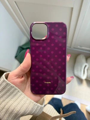 iPhone 13  mobilskal Fragola - Snyggt mobilskal från Fragola i en djup lila färg med rosa prickar. Så fin men har fått en ny telefon så passar inte min nya! Är för IPhone 13