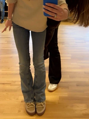 Blå bootcut jeans från Gina Tricot - Snygga blå bootcut jeans från Gina Tricot. Storlek 34, använda med i bra skick❣️❣️