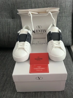 Valentino open  - Skitttt snygga Valentino Opens för endast 2499 dom är i storlek 40 och är perfekt för sommaren som är påväg. Kom jätte gärna med prisförslag osv Påse och dustbag medföljer såklart!   Kvitto på skorna finns👍