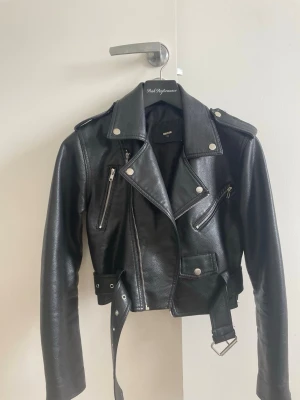 Svart skinnjacka med bälte från Bik Bok - Svart skinnjacka från bikbok i storlek xs.