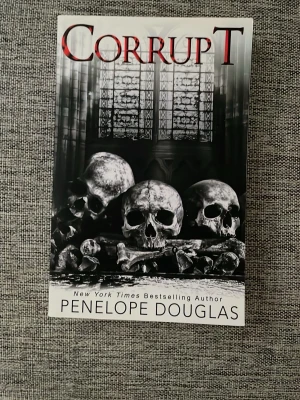 Corrupt av Penelope Douglas - Den självpublicerade utgåvan av Corrupt av Penelope Douglas som inte finns att köpa längre. I helt perfekt skick. Ursprungligen köpt för 250kr.