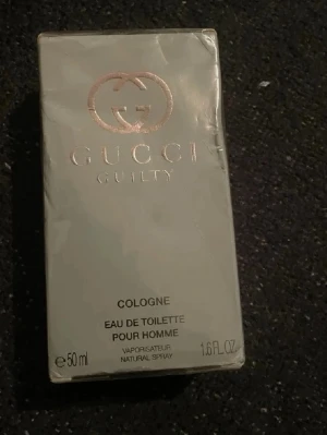 Gucci Guilty Pour Homme Eau de Toilette - Gucci Guilty Pour Homme Eau de Toilette är en cologne för män med en elegant och lyxig känsla. Förpackningen är silverfärgad med Gucci-logotypen i metallic och rymmer 50 ml. Perfekt för dig som vill ha en exklusiv doft med stilren design.