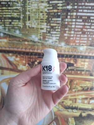 K18 - k18 leave in molecular repair mask. Använd en gång så den är basically ny. Hör av dig vid frågor! :)