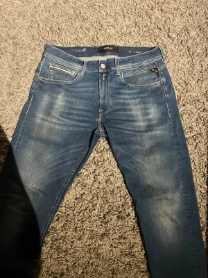 Replay jeans - Snygga blå jeans från Replay med slim fit passform och klassisk femficksdesign. De är i storlek W32/L32 å skicket är som nytt, använt byxorna ett fåtal gånger å inge defekter eller sådant. Hör av er för frågor med mer.