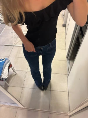Svart offshoulder topp med volang - Snygg svart off shoulder topp med volangdetalj 