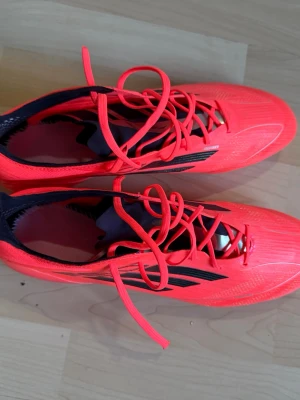  Adidas fotbollsskor med dobbar - Brand new