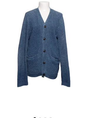 Unik blå stickad cardigan - Riktigt snygg och unik stickad cardigan. Perfekt för sommarkvällar. 10/10 skick