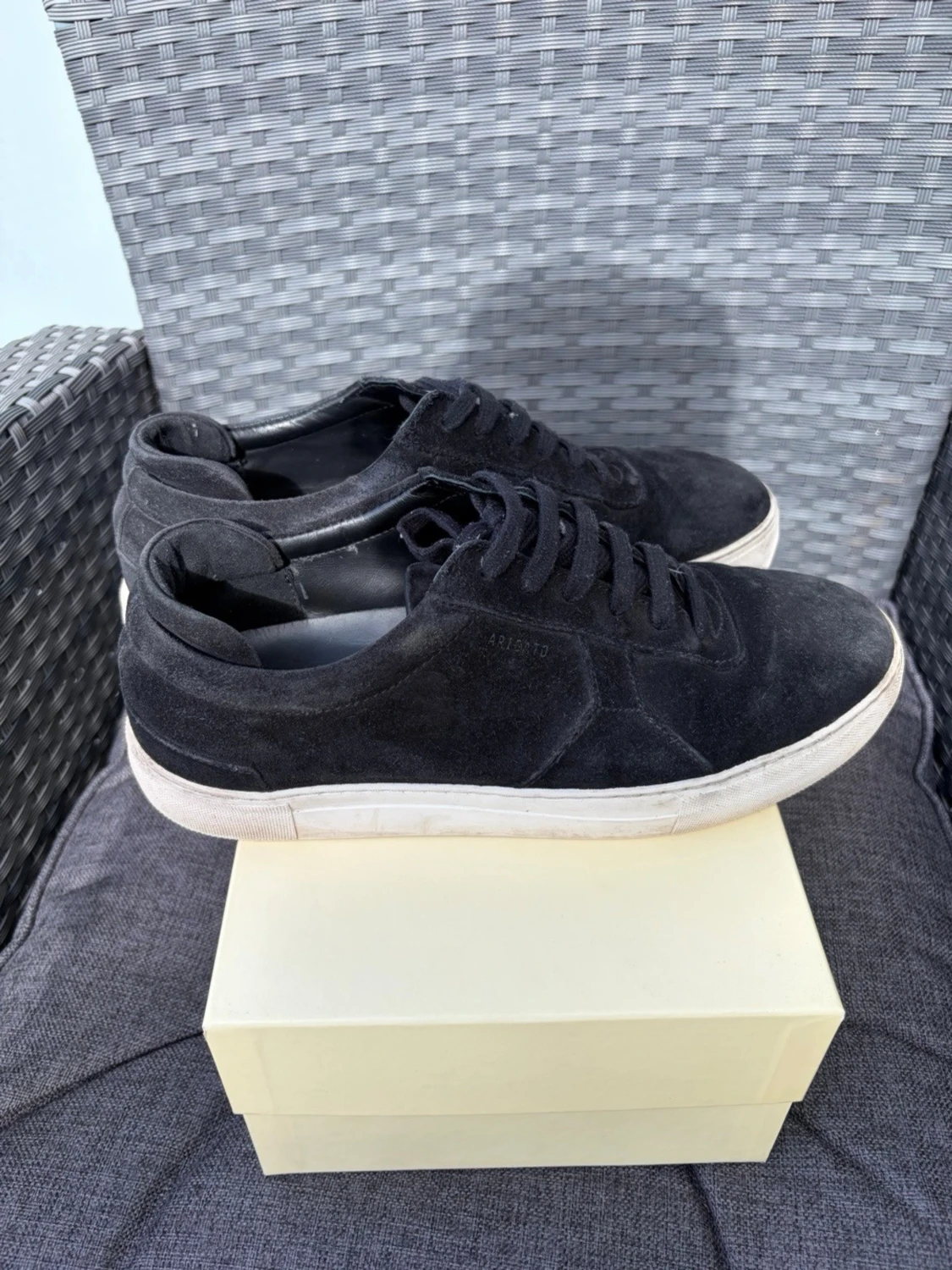 Svarta sneakers från Axel Arigato i mocka - 2
