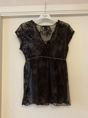 🍒Brun babydoll topp i spets🍒 - 🍒CACAO CRUSH🍒Trendig babydoll fairycore blus i spets! Finns en liten reva i tyget fram, men syns inte när man har den på🍒