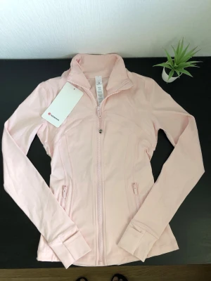 Lululemon Rosa Jacka💗 - Helt ny med tags, aldrig använd. Supermjuk och stretchig – perfekt till både träning och vardag. Clean rosa färg som passar till allt. Size: S 📦 Skickas snabbt 📍 Malmö Dm vid intresse 💌